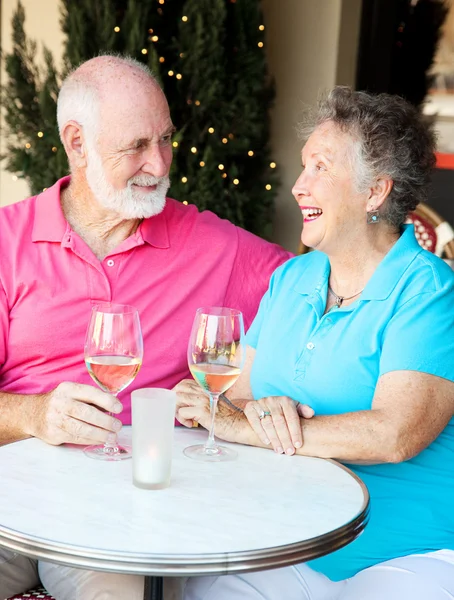 Senior Couple Enjoys Cocktails — Stock Photo, Image