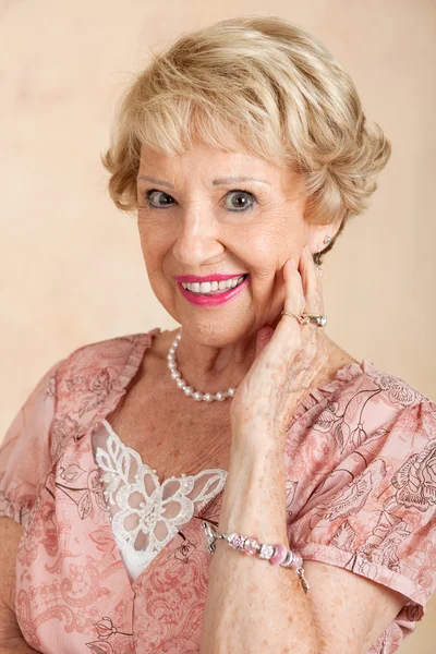 Portré gyönyörű idősebb nő — Stock Fotó