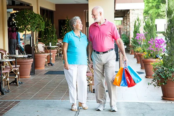 Shopping Hand-in-Hand — Stock Photo, Image