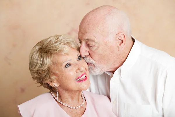 Ανώτερος ζευγάρι - φιλί στο μάγουλο — Φωτογραφία Αρχείου