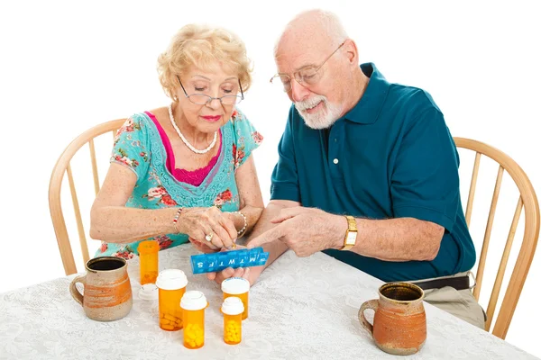 年配のカップルは、薬を並べ替えます — ストック写真