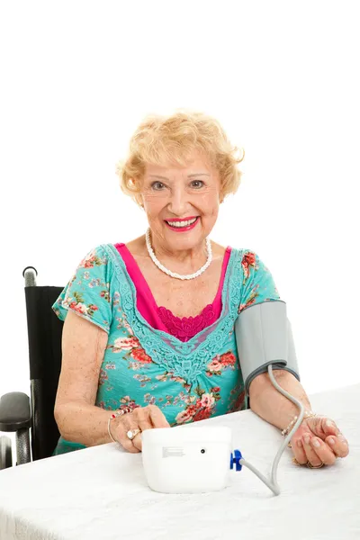 Женщина измеряет собственное кровяное давление — стоковое фото