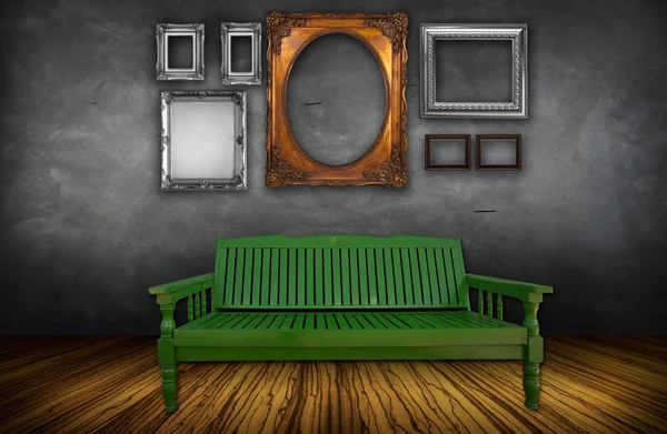 Interior vintage com molduras de cadeira e fotos — Fotografia de Stock