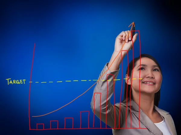 Mujer dibujando a mano un gráfico de crecimiento —  Fotos de Stock