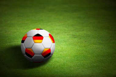 Almanya bayrağı üzerinde çim arka plan - futbol topu ile euro 20