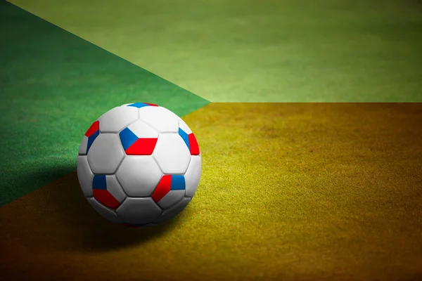 Tjeckiens flagga med fotboll över gräs bakgrund - — Stockfoto