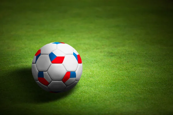 Tjeckiens flagga med fotboll över gräs bakgrund - — Stockfoto