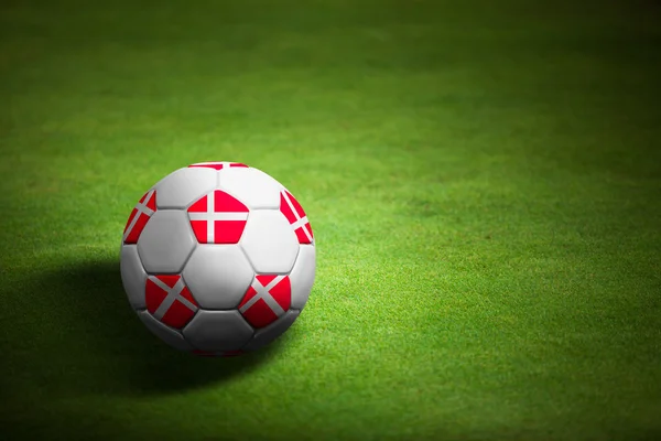Флаг Дании с футбольным мячом на травяном фоне - 20 евро — стоковое фото