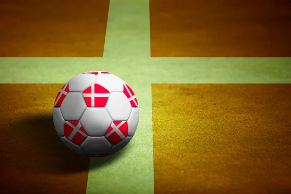 Drapeau du Danemark avec ballon de football sur fond d'herbe - Euro 20 — Photo