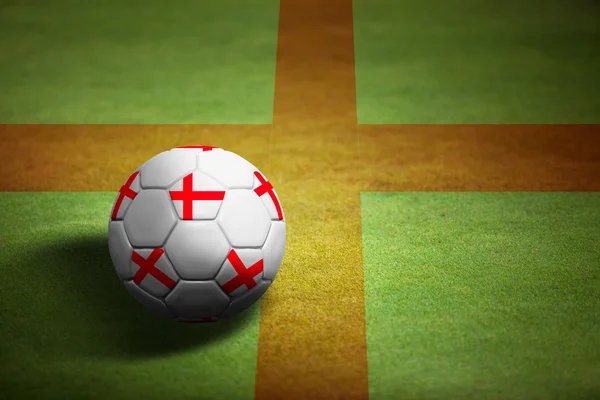 Drapeau de l'Angleterre avec ballon de football sur fond d'herbe - Euro 20 — Photo