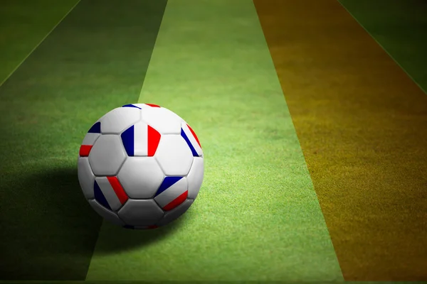 Bandeira de Franch com bola de futebol sobre fundo grama - Euro 201 — Fotografia de Stock