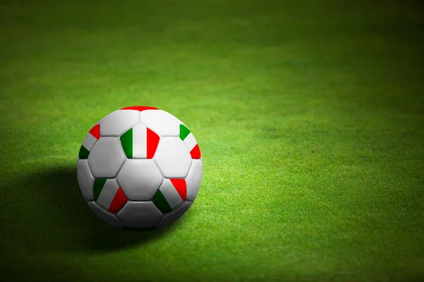 Drapeau de l'Italie avec ballon de football sur fond d'herbe - Euro 2012 — Photo