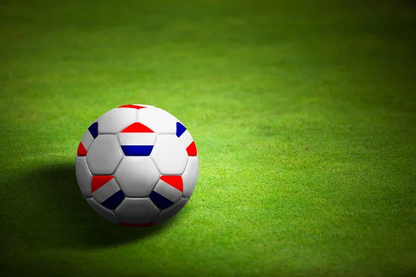 Flagga netherland med fotboll över gräset bakgrund - euro — Stockfoto