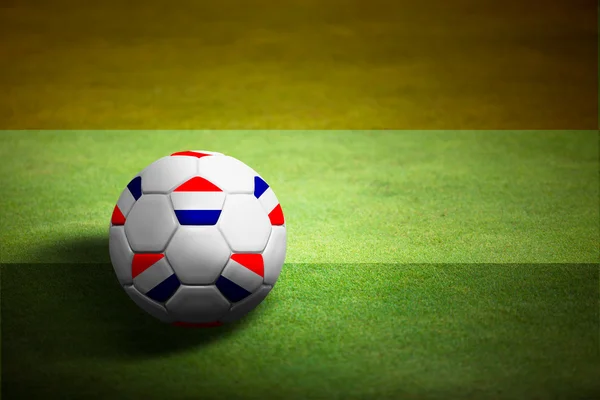 Bandera de Holanda con pelota de fútbol sobre hierba de fondo - Euro —  Fotos de Stock