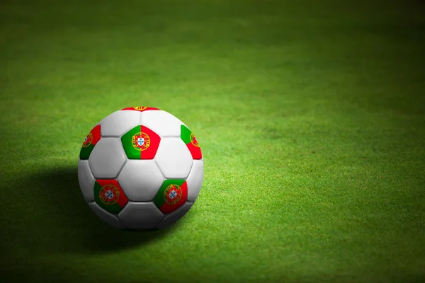 Drapeau du Portugal avec ballon de football sur fond d'herbe - Euro 2 — Photo