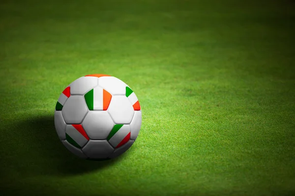国旗的爱尔兰共和国与足球球在草 backgro — 图库照片