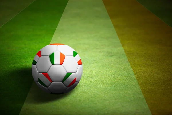 Bandeira da República da Irlanda com bola de futebol sobre grama backgrou — Fotografia de Stock