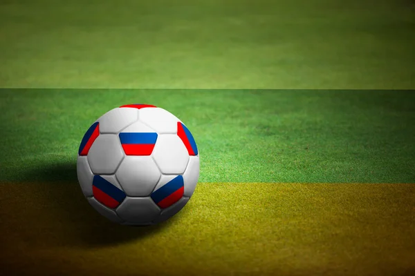 Флаг России с футбольным мячом на травяном фоне - 20 евро — стоковое фото