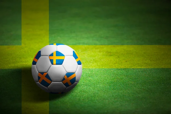 Σημαία της Σουηδίας με μπάλα ποδοσφαίρου, πέρα από το υπόβαθρο χόρτο - ευρώ 201 — Φωτογραφία Αρχείου