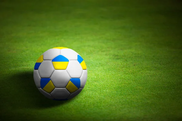 Flagga ukrains med fotboll över gräset bakgrund - euro 20 — Stockfoto