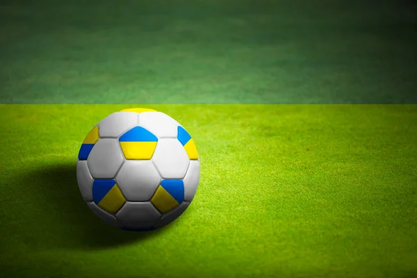 Flagga ukrains med fotboll över gräset bakgrund - euro 20 — Stockfoto