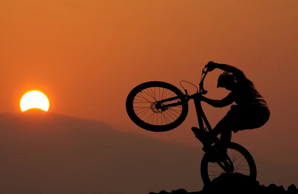 Silhouette egy férfi muontain-kerékpár, naplemente — Stock Fotó
