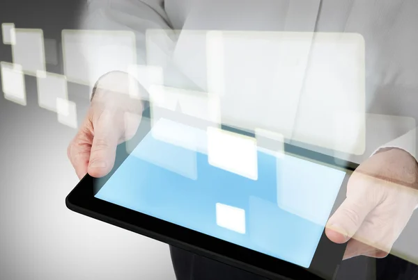 Uomo d'affari con moderno tablet pc, touch pad, smartphone — Foto Stock