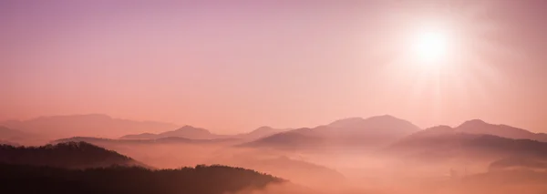 ภูเขาในหมอก — ภาพถ่ายสต็อก