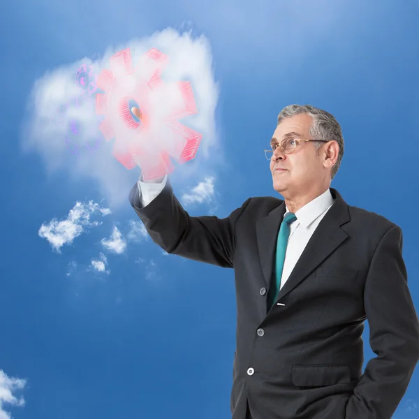 Бизнесмен работает с облачным компьютером — стоковое фото