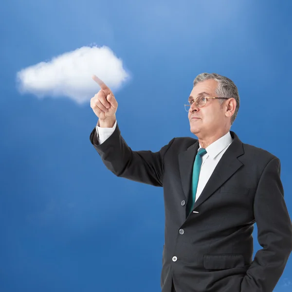Hombre de negocios trabaja con el ordenador en la nube — Foto de Stock