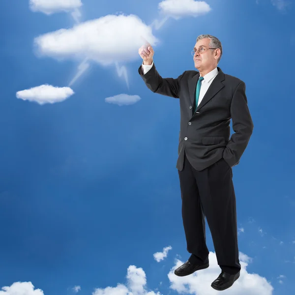 Empresário trabalha com computador em nuvem — Fotografia de Stock