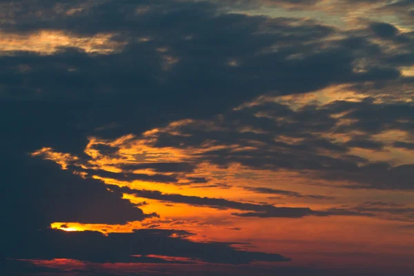 太陽セットの抽象的な龍雲 — ストック写真