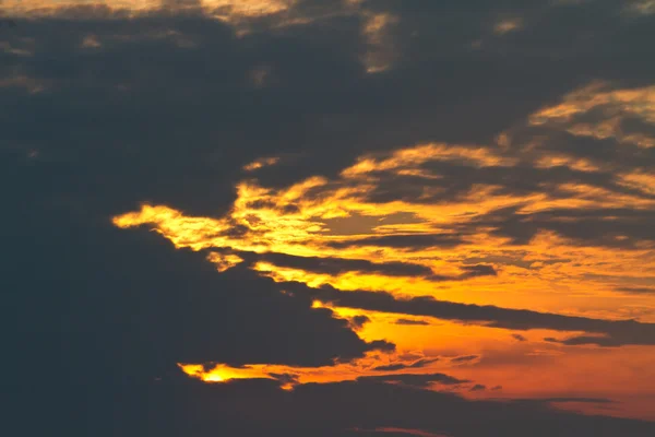 Nuvem de dragão abstrata no pôr do sol — Fotografia de Stock