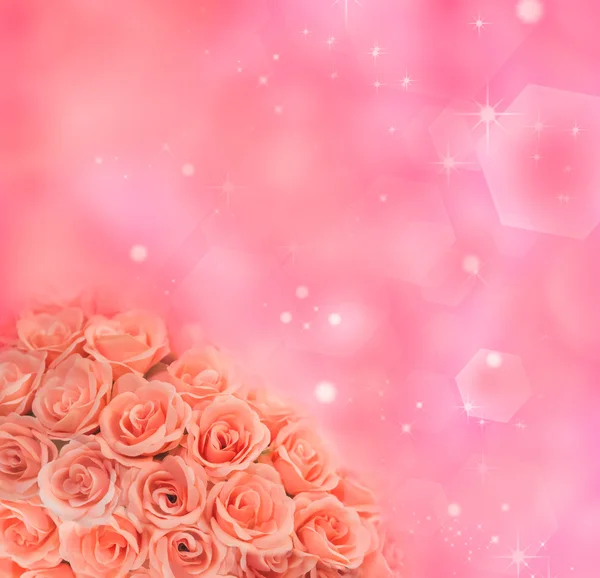 Kleine rode geschenk met rozen op feestelijke achtergrond — Stockfoto