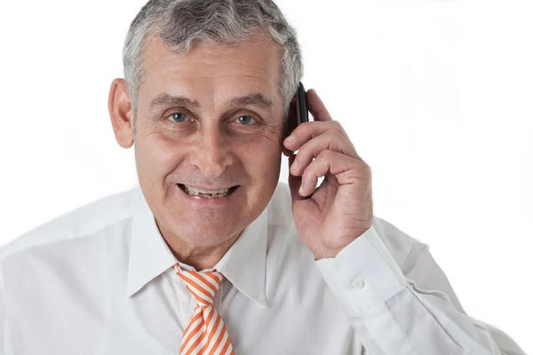Портрет пожилого бизнесмена, звонящего с мобильного телефона — стоковое фото