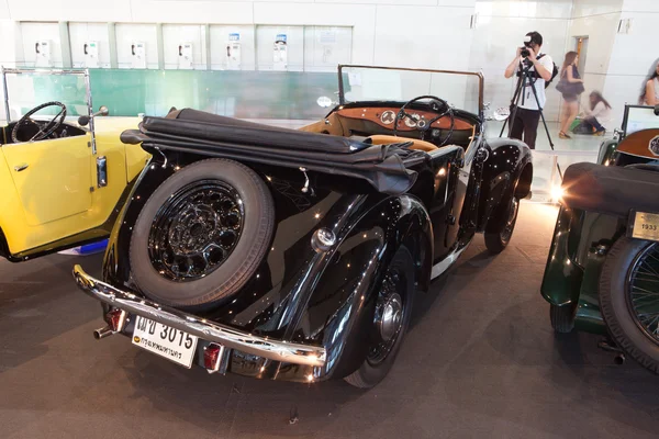 Bangkok-dec 01: vintage car morris 8er e tourere, jahr 1939 ausstellung auf thailand international motor expo 2011 — Stockfoto