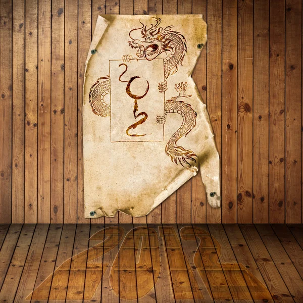 2012 年年，与龙为背景的木材纹理使用旧的 grung 纸 — 图库照片