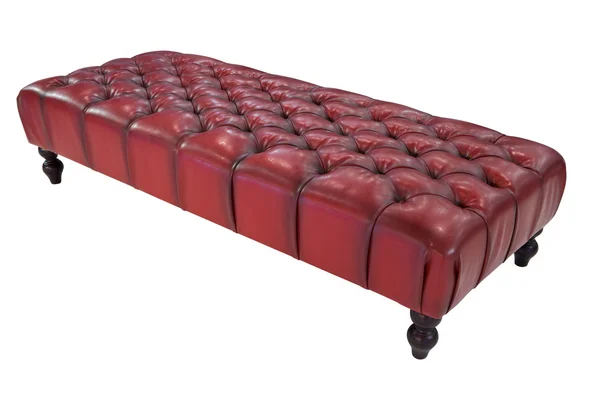 Изолированный роскошный красный кожаный диван — стоковое фото