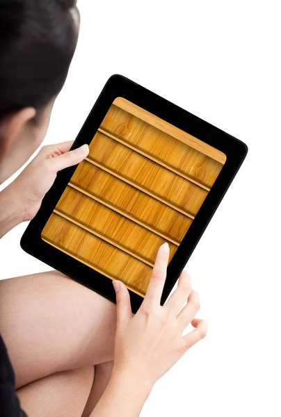 Frau toch Anwendung Regal von ebook auf modle Tablet-PC — Stockfoto