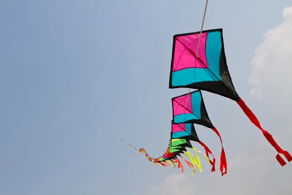 青い空にカラフルな凧 — ストック写真
