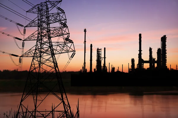 Hoogspanning poseren met petrochemische olie raffinaderij plant — Stockfoto