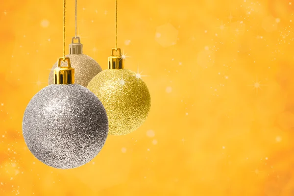 Рождественские украшения с золотым фоном — стоковое фото
