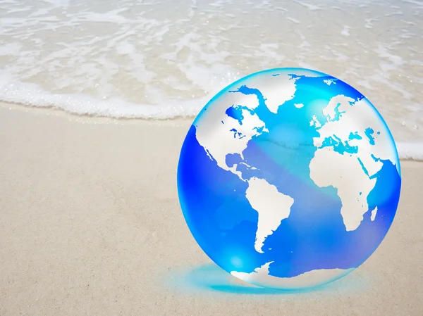 在沙滩和大海的水晶地球 — 图库照片