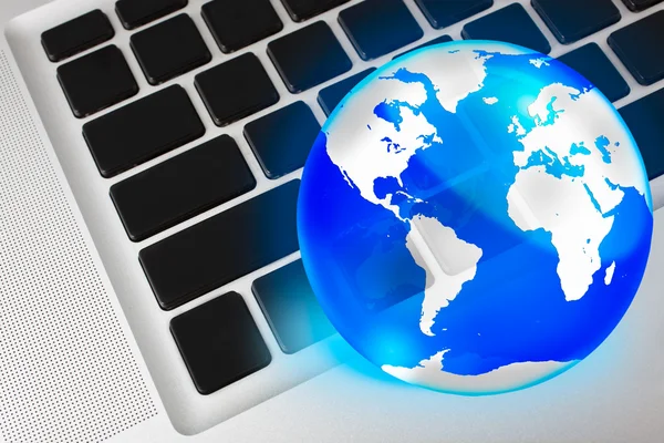 Blauwe crystal globe op laptopcomputer — Stockfoto