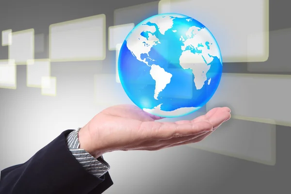 Obchodní ruka drží cystal zeměkoule na pozadí dotykové obrazovky — Stock fotografie