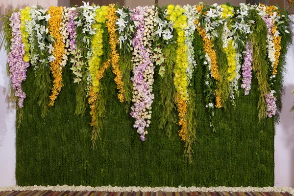 Háttérben virágok díszítik, esküvő — Stock Fotó
