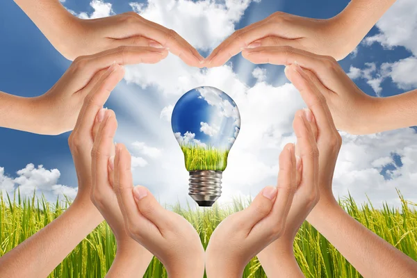 Handen slaan, globaal concept van groene energieoplossingen met lig — Stockfoto