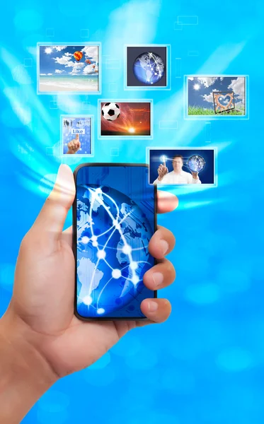 Tocar telefone celular tela com imagens de streaming — Fotografia de Stock