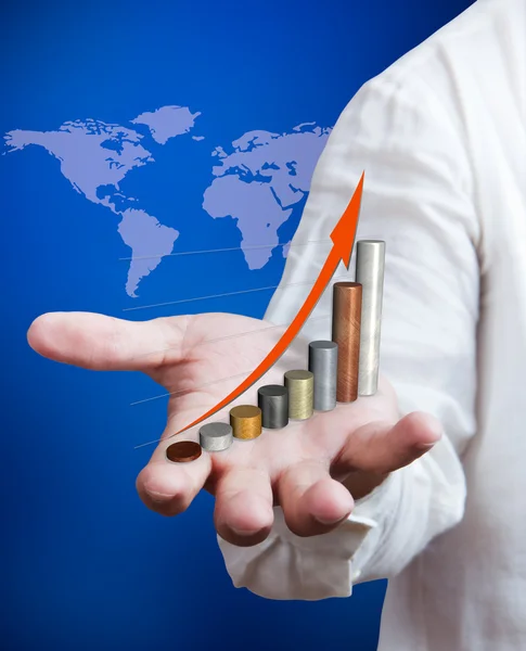 Homem de negócios segurando gráfico de crescimento com fundo do mapa do mundo — Fotografia de Stock