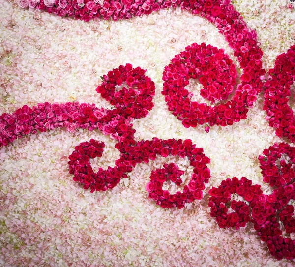 Orchild ve kırmızı gül zemin düğün töreni için süsleyin — Stok fotoğraf